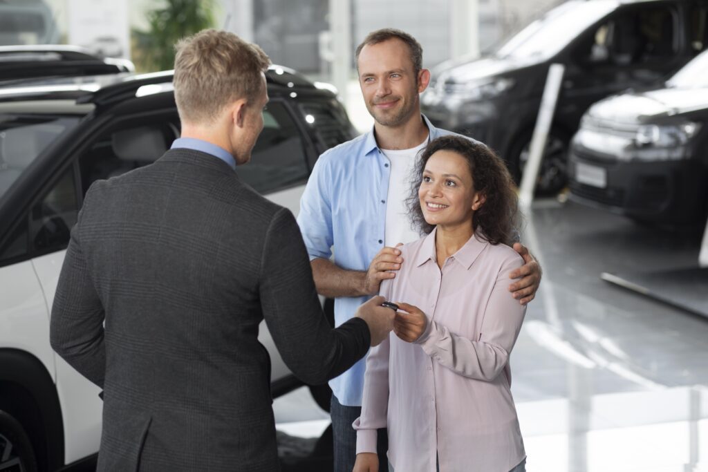 Por que ter um Seguro de Automóveis é Essencial? 3 Motorista feliz com um agente de seguros